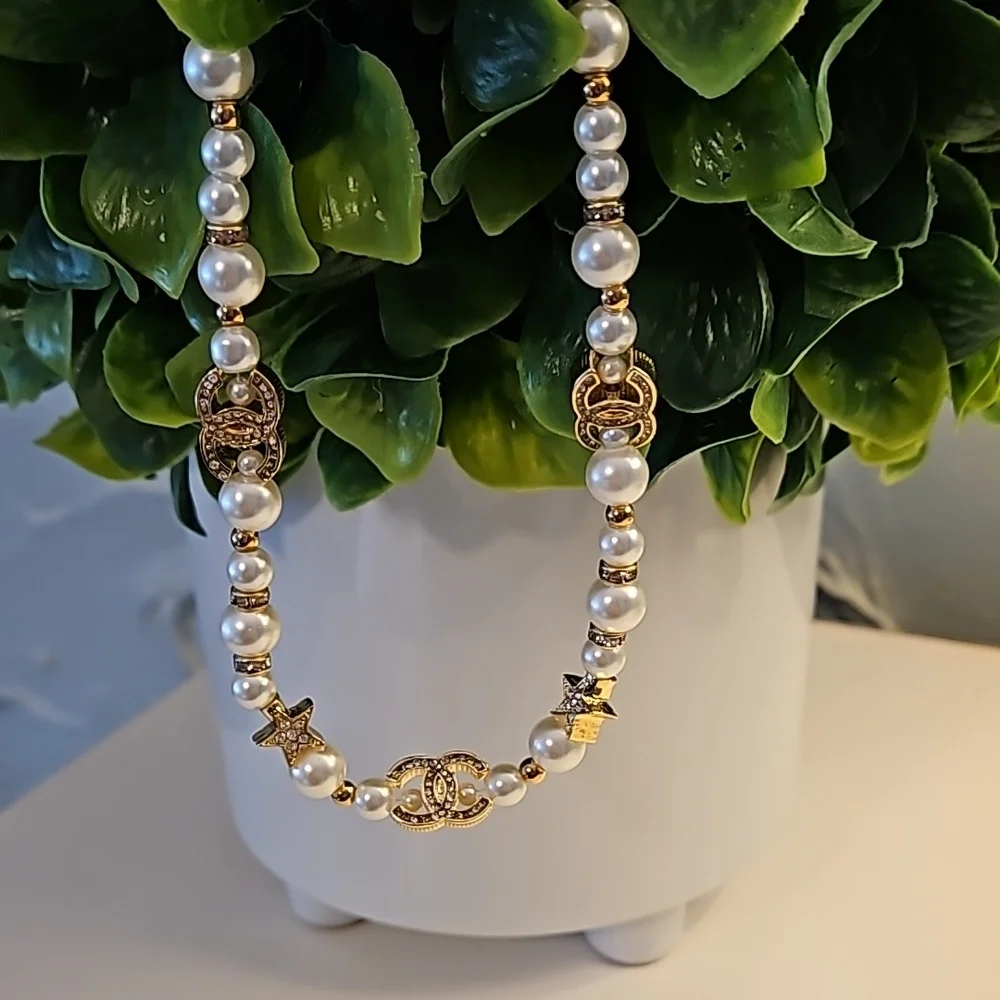Elegant Pearl and Gold Necklace - Picture 1 of 9